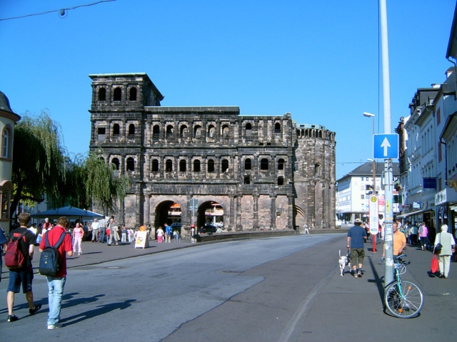 Die Porta Nigra - eines der Wahrzeichen von Trier