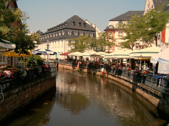 Rund um den Wasserfall in Saarburg sitzt man am Buttermarkt gerne bei einer Tasse Kaffee oder einem schönen Riesling
